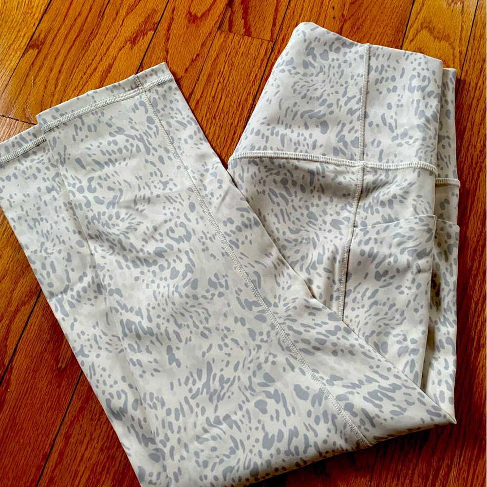 NWOT Athleta Salutation Stash Pocket II Print Capri Leggings Tight Small Cream
